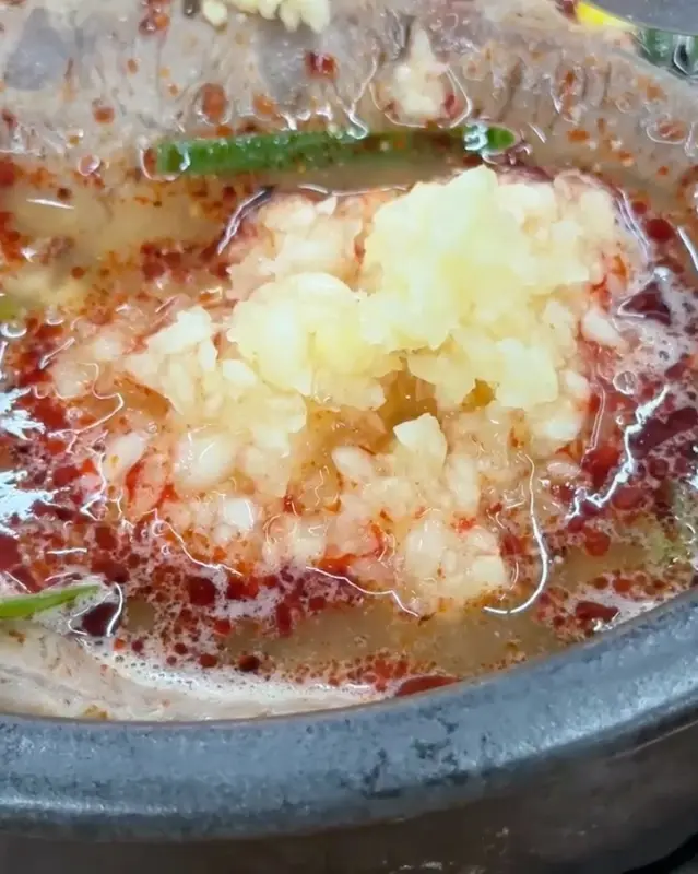 다진 마늘이 듬뿍 올라간 내장탕