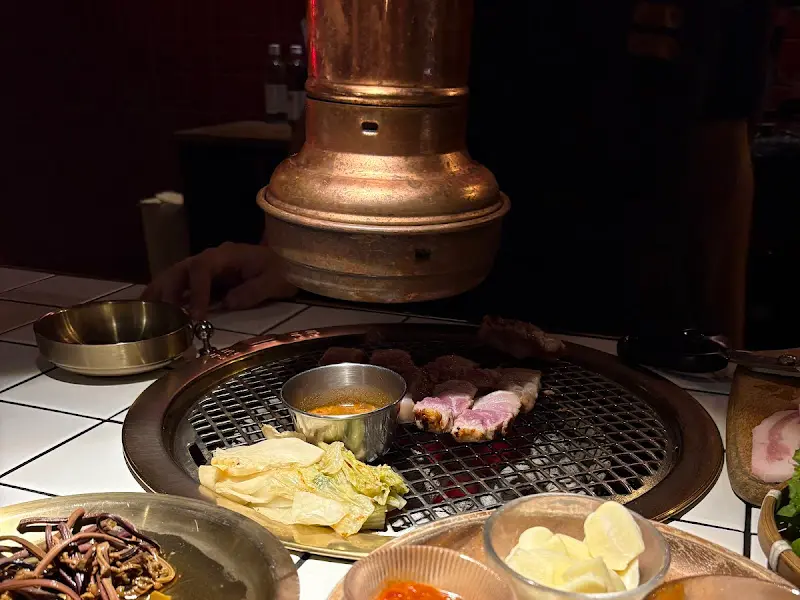 숯불 위에서 익어가는 흑돼지