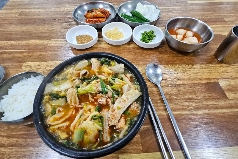 푸짐한 내장탕 한 상 차림