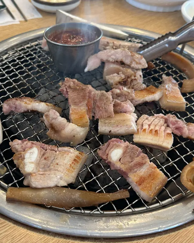 숯불 위에서 익어가는 흑돼지 삼겹살
