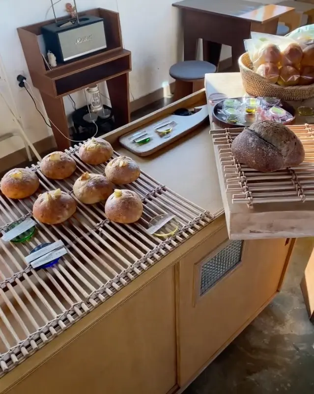 다양한 빵들이 진열된 모습