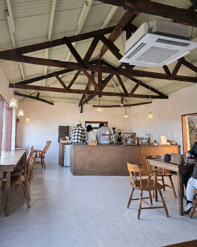 쏘머치모어 내부 인테리어