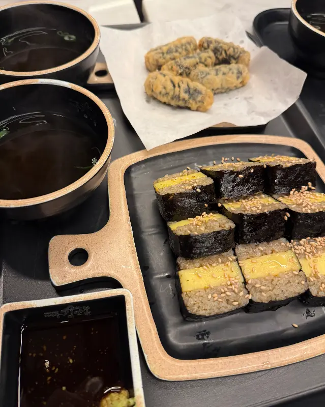 김밥과 튀김, 국물이 함께 담긴 쟁반