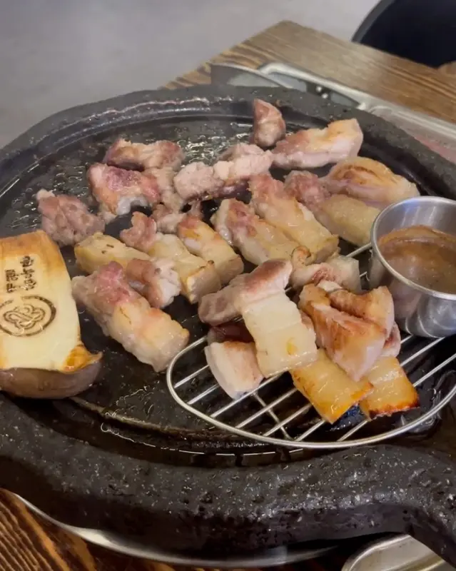 노릇노릇 익어가는 흑돼지