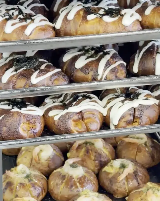 명란 소금빵 진열대