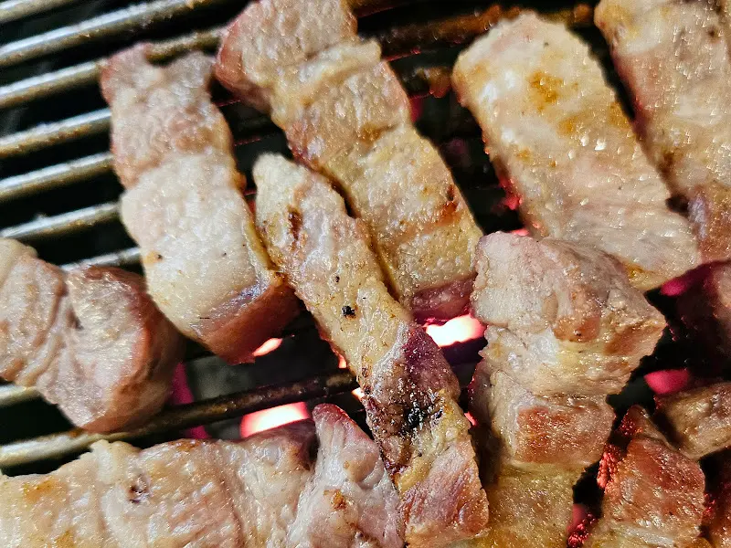 연탄불 위에서 익어가는 돼지고기