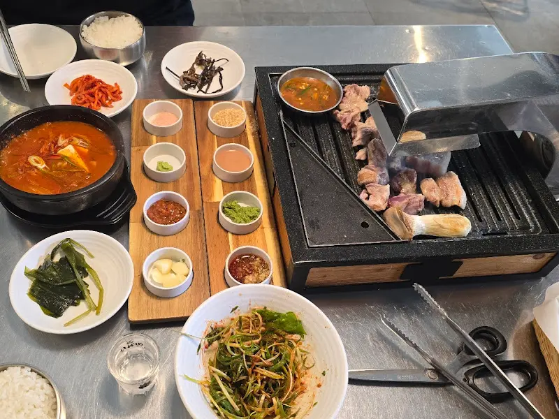 다채로운 밑반찬과 소스