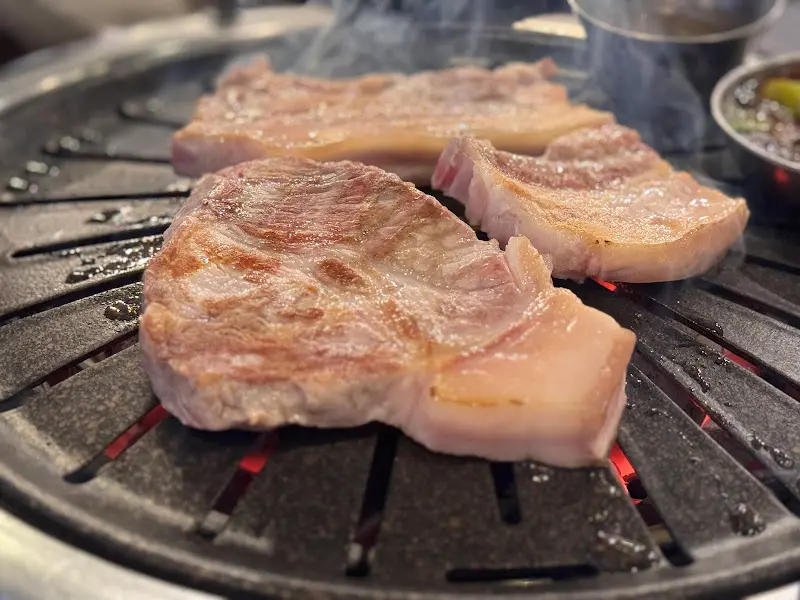 노릇노릇하게 구워진 흑돼지 오겹살