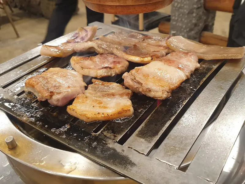 숯불 위에서 익어가는 흑돼지