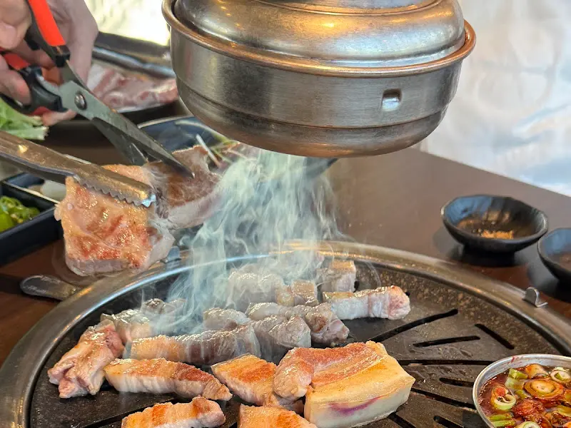 직원분이 흑돼지를 먹기 좋게 잘라주는 모습