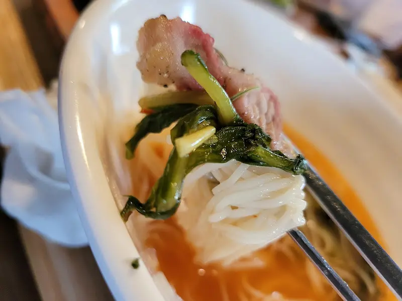 열무국수와 흑돼지 바베큐를 함께