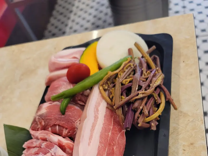 목살과 곁들임 채소 한 상