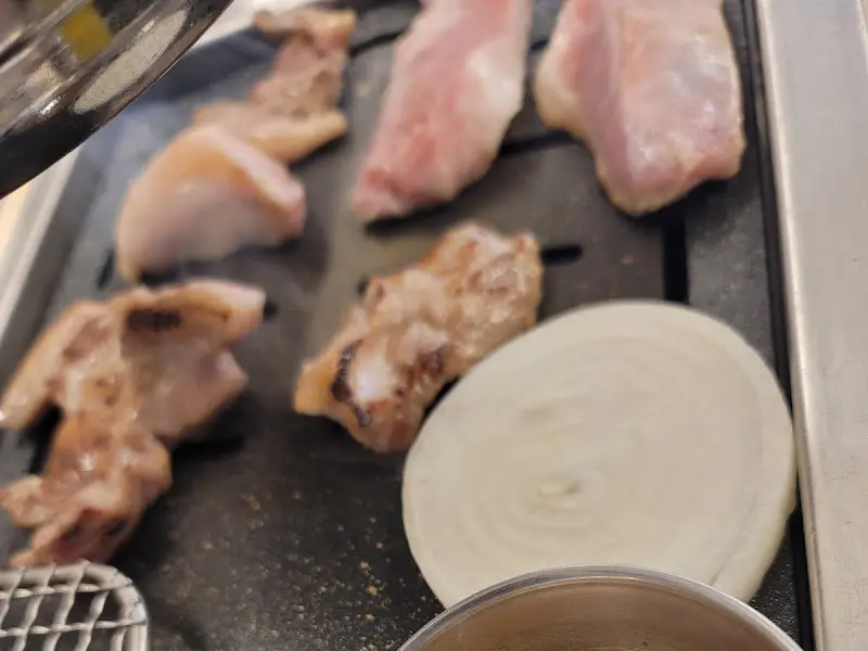 불판 위의 목살과 양파