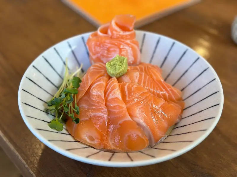 신선함이 느껴지는 연어 사시미