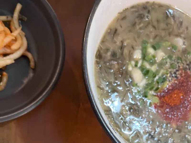 채인돌 고사리육개장 근접샷