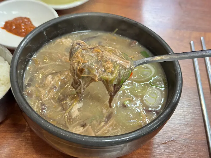 고사리해장국을 떠먹는 모습