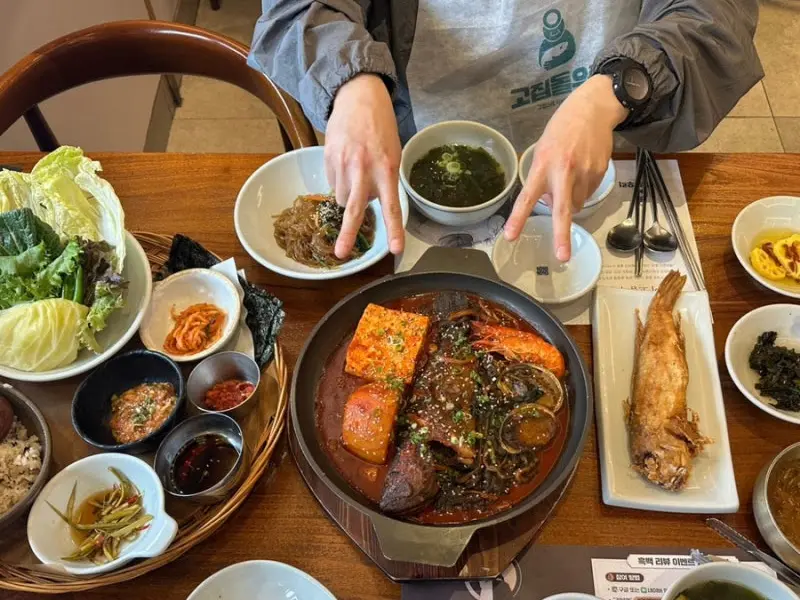 한 상 가득 차려진 모습