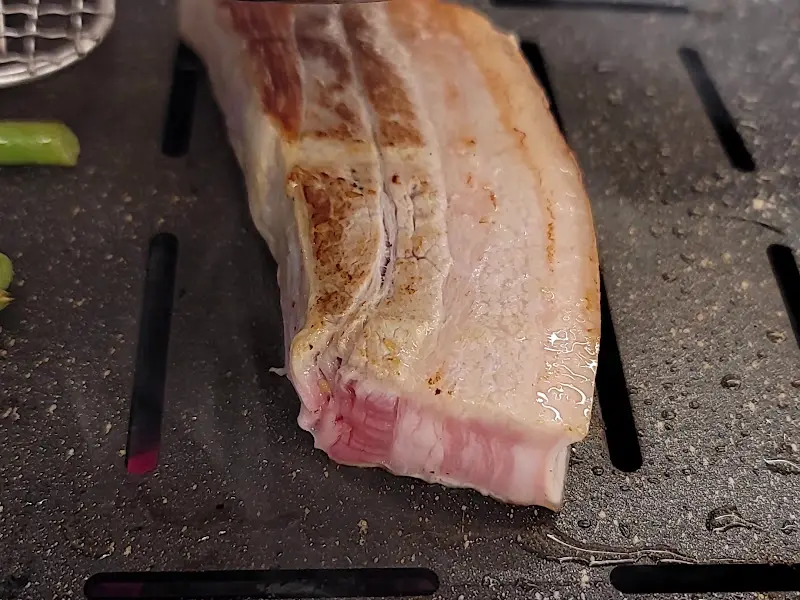 불판 위의 흑돼지 오겹살