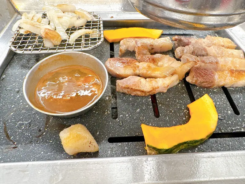 불판 위의 돼지고기와 채소