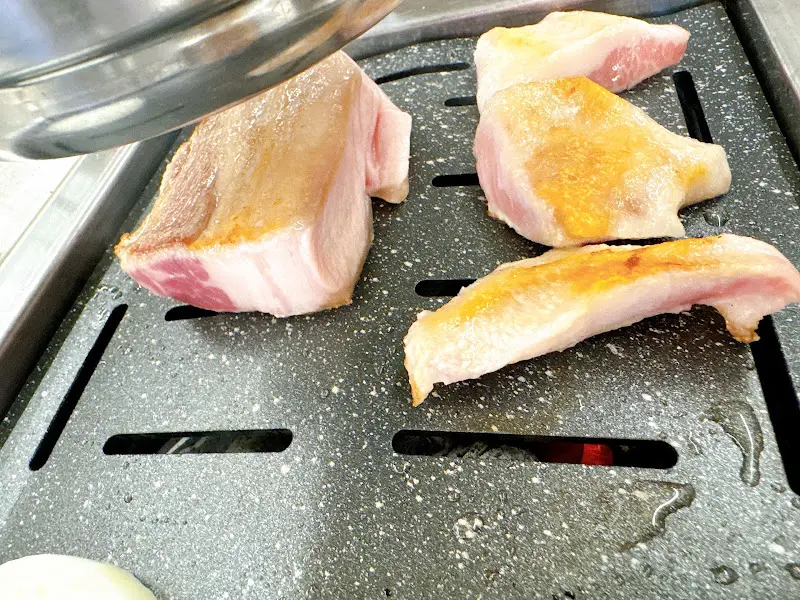 불판 위에 올려진 흑돼지