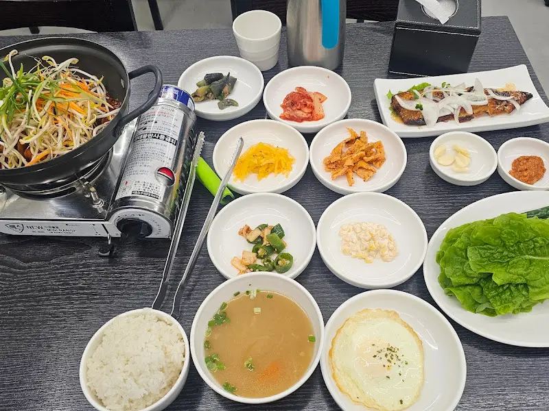 정갈하게 차려진 백반 한 상