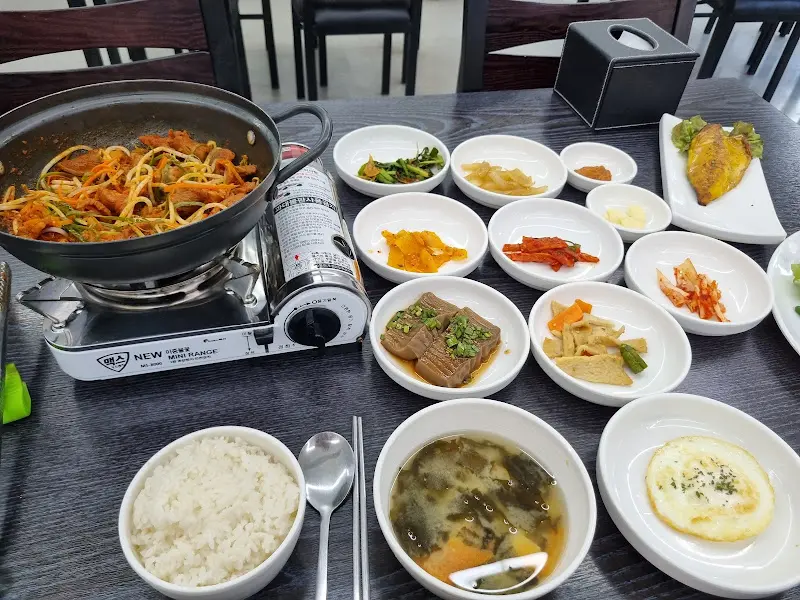 제육볶음과 다양한 밑반찬