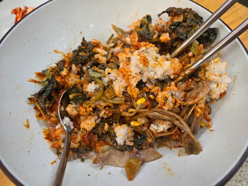 비빔밥을 비비는 모습