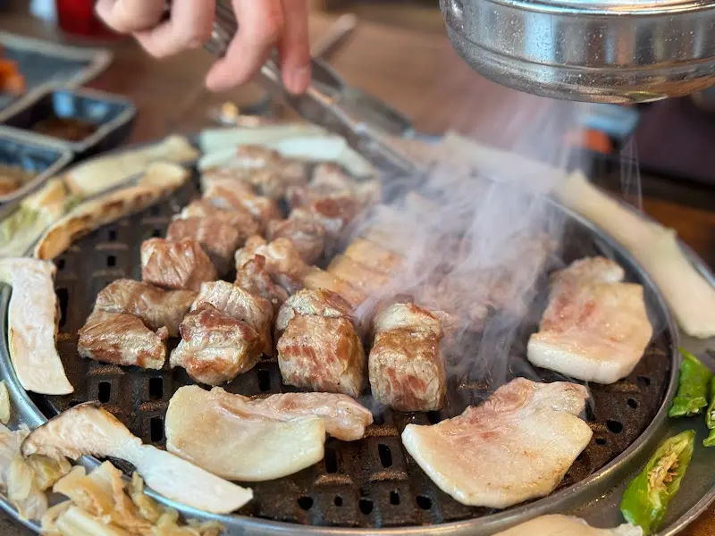 숯불 위에서 익어가는 흑돼지