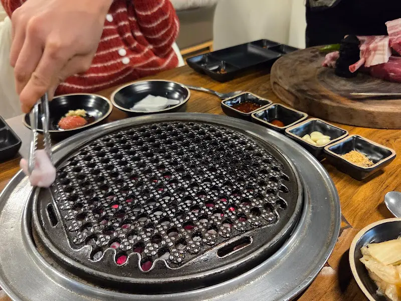 흑돼지를 굽는 모습