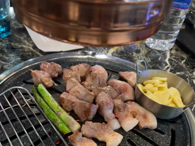 돼지고기와 함께 구워먹는 마늘