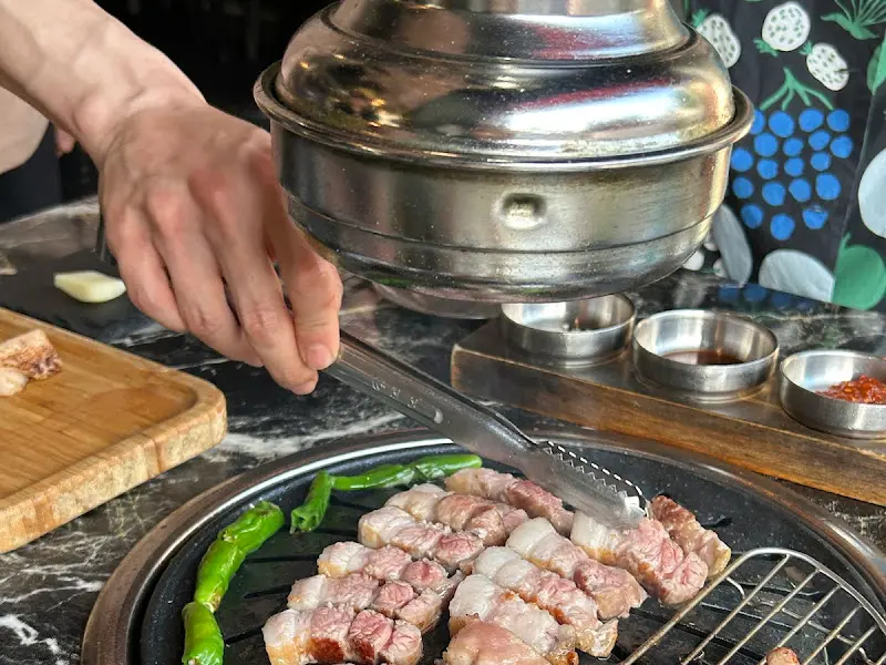 불판 위에서 구워지는 돼지고기