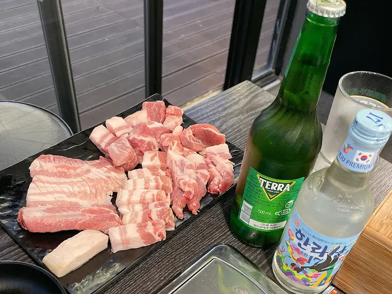 신선한 흑돼지 오겹살과 뼈등심