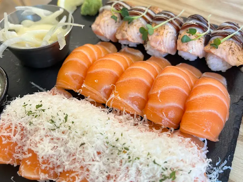 연어 초밥 한 상 차림