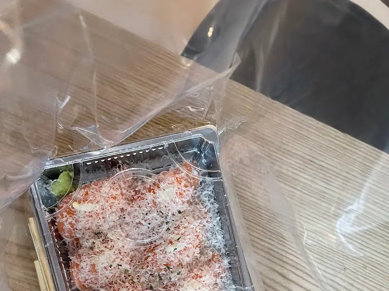 포장된 연어 초밥