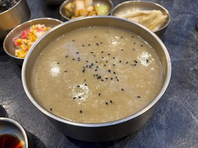 흑임자가 뿌려진 곁들임 죽