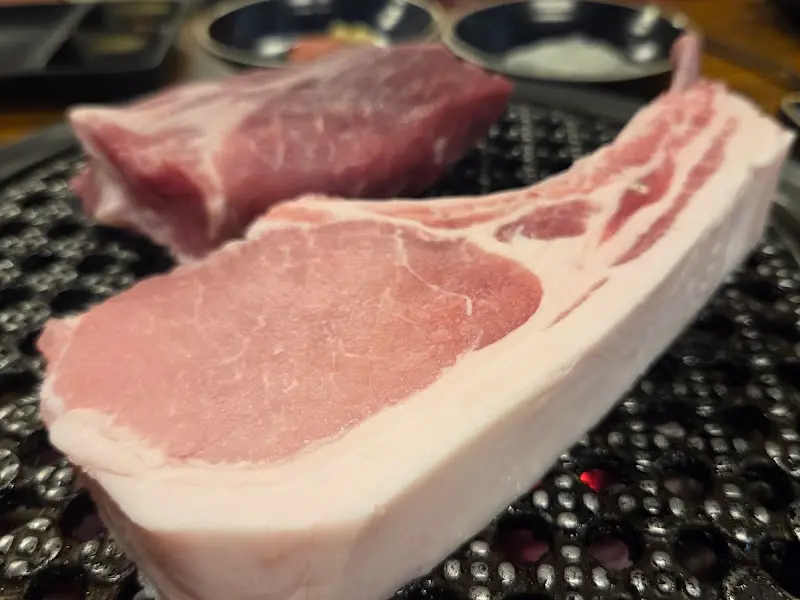 두툼한 흑돼지 목살