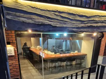 잊을 수 없는 숯불 향, 연남동 골목에서 만난 특별한 제주도 국수 맛집