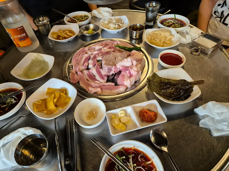 푸짐하게 차려진 흑돼지 한 상