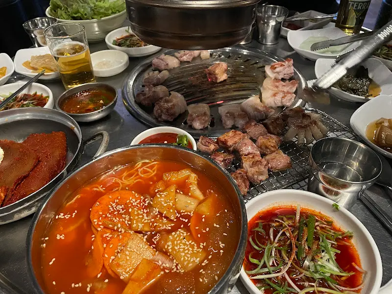 흑돼지, 김치찌개, 그리고 다양한 밑반찬