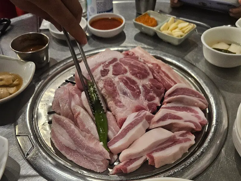 직원분이 구워주는 흑돼지