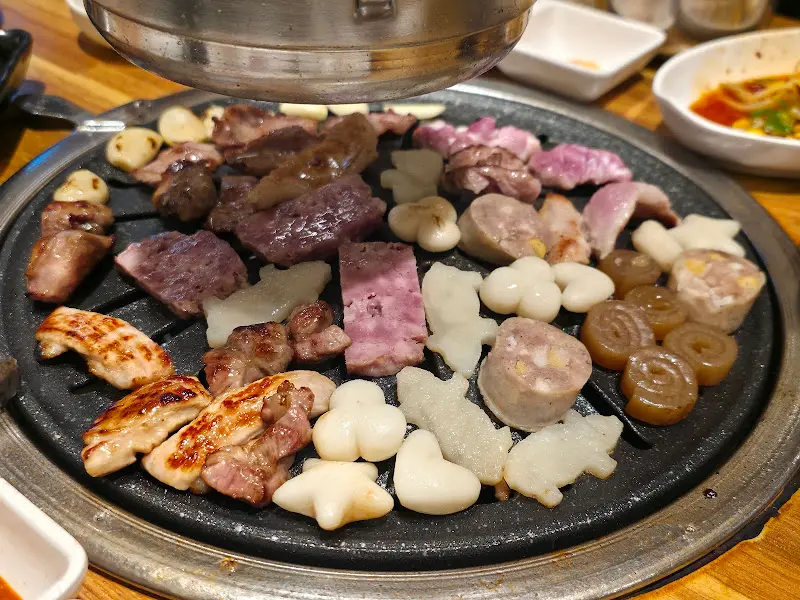 숯불 위에서 익어가는 흑돼지 특수부위