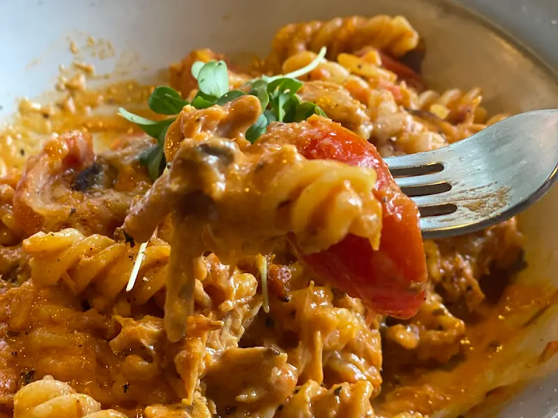 포크로 면을 들어올린 풀드포크 로제 아라비아따