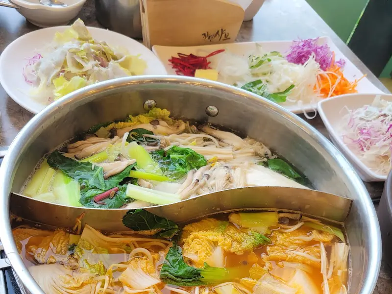 반반 육수에 야채 투하!