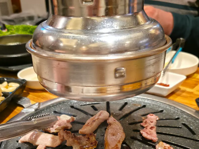 고기와 함께 제공되는 다양한 밑반찬들