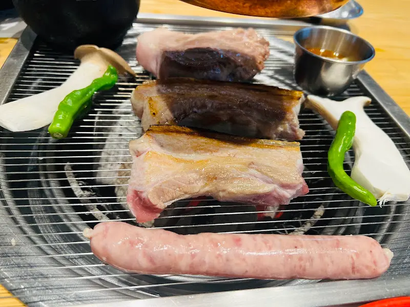 숯불 위에 구워지는 흑돼지 오겹살