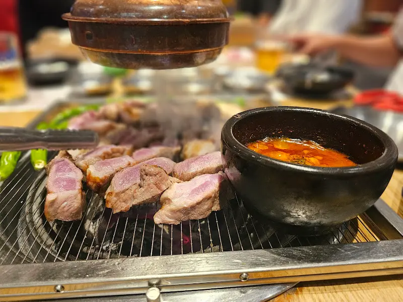 멜젓에 찍어 먹는 흑돼지