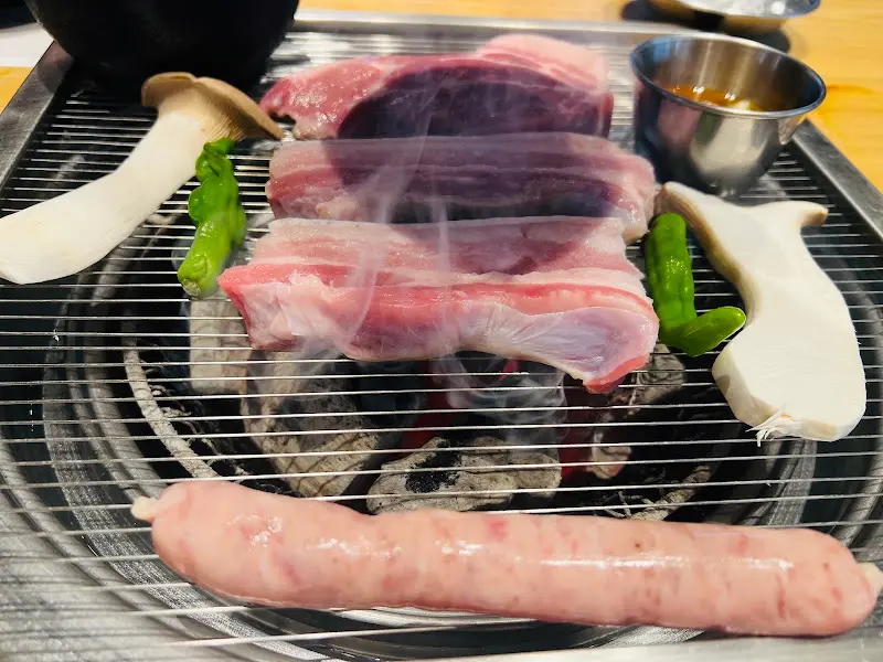 숯불 위에 구워지는 흑돼지, 버섯, 소시지