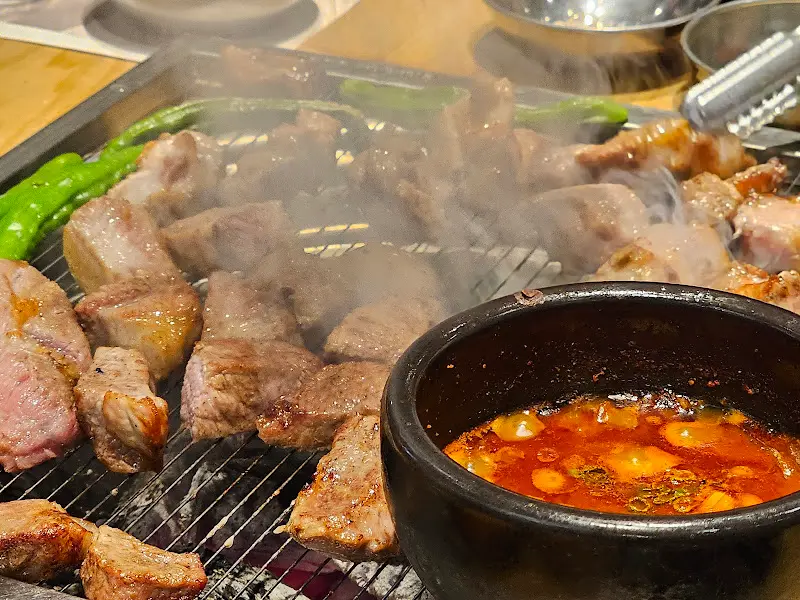 숯불 위에 익어가는 흑돼지