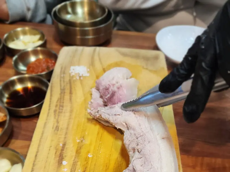 천짓골의 돔베고기 써는 모습