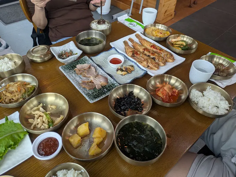 한 상 가득 차려진 모습